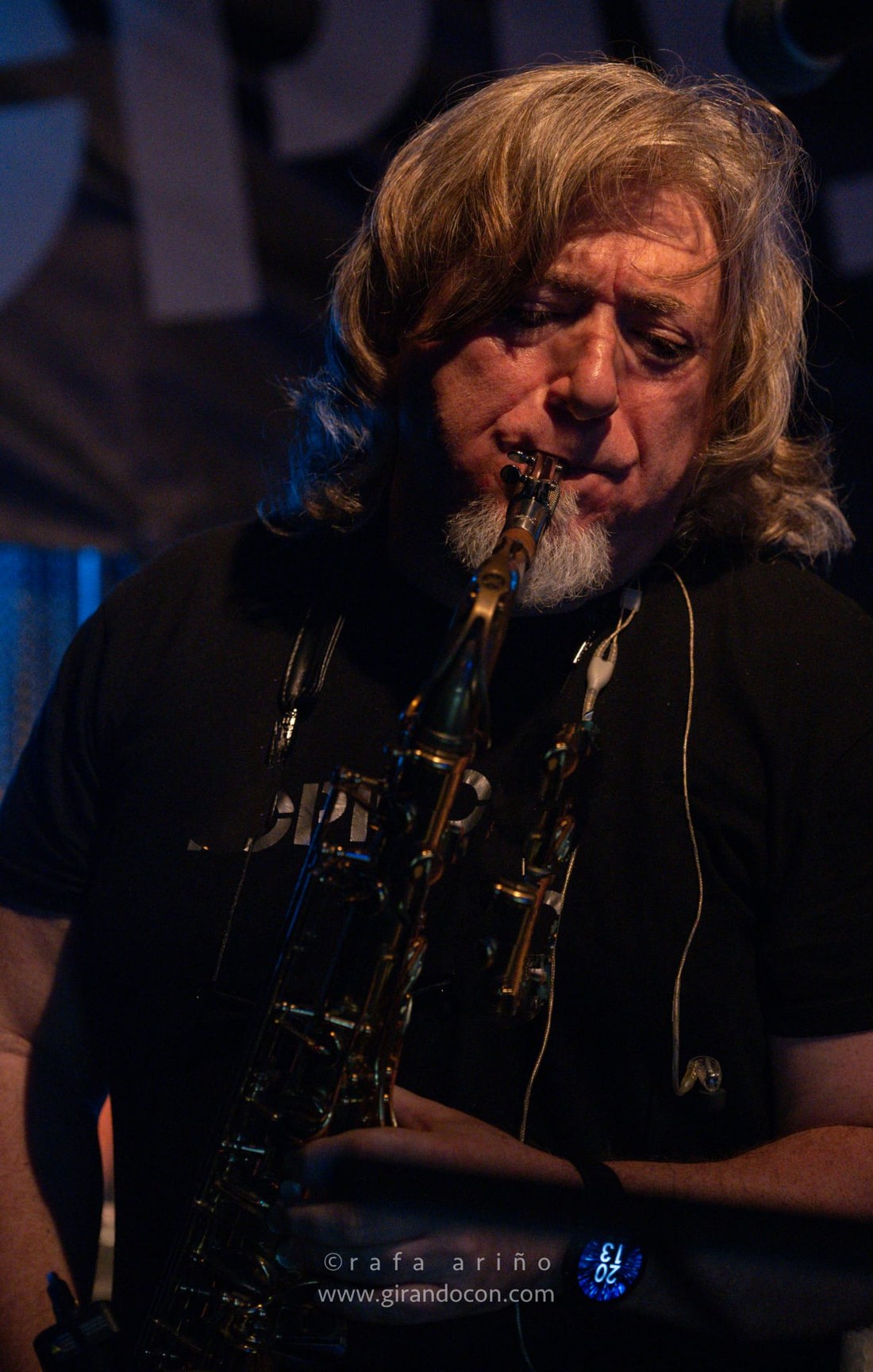 Ángel tocando el saxo tenor (foto de Rafa Ariño)