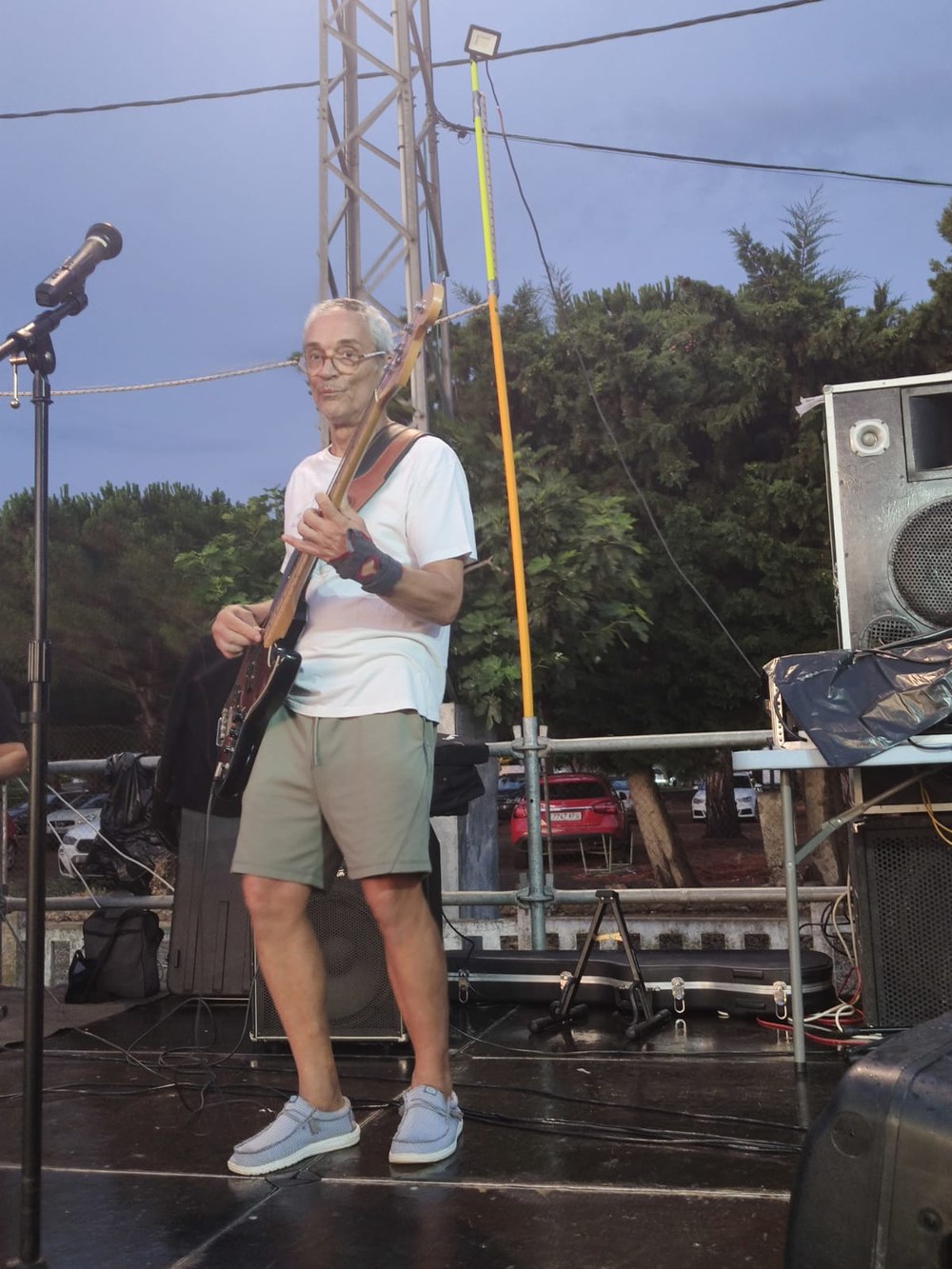 Dani con el bajo en el escenario al aire libre