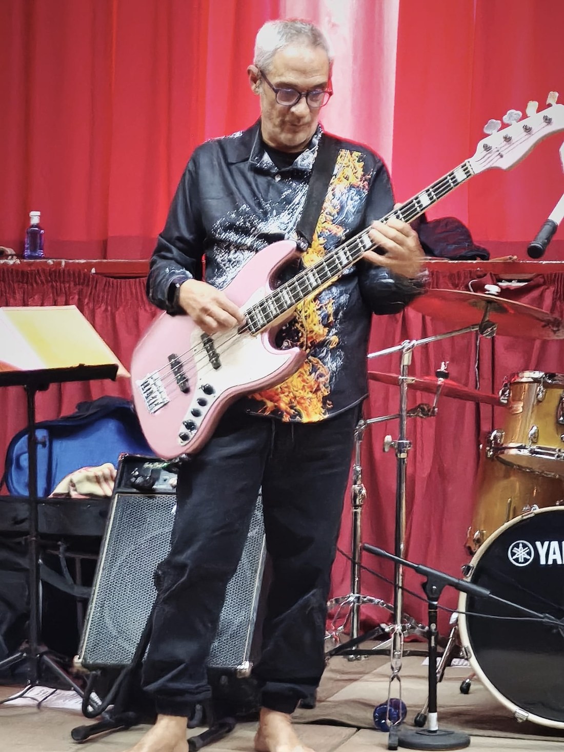 Dani tocando su bajo rosa